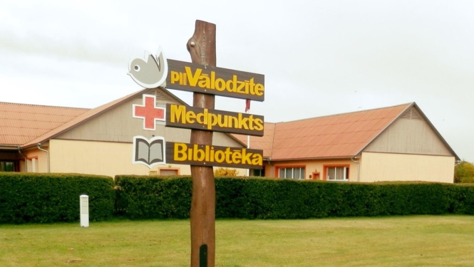 Ances bibliotēkas ēka un norādes