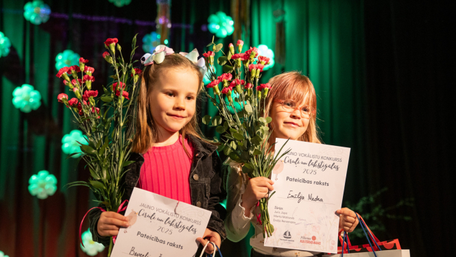 Meitenes ar diplomiem