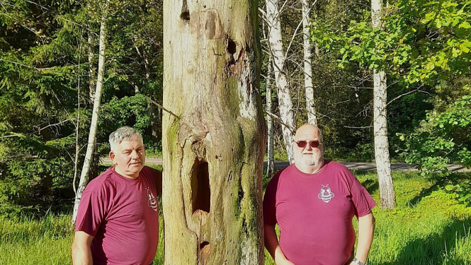 Vecās pagastmājas dārzā Zlēkās uzstādīta dore