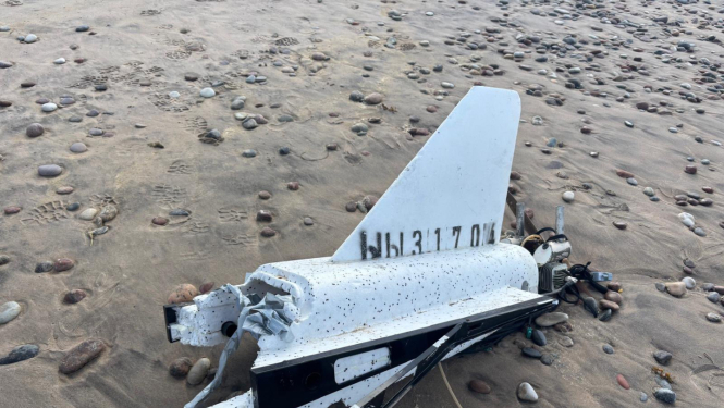 Vārves pagasta pludmalē ir atrasta no jūras izskalota drona astes atlūza.  