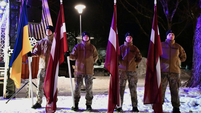 Jaunsargi ar karogiem