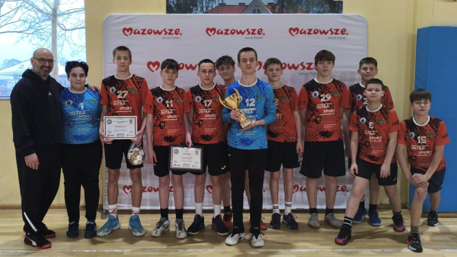 U15 handbolisti un treneris Pēteris