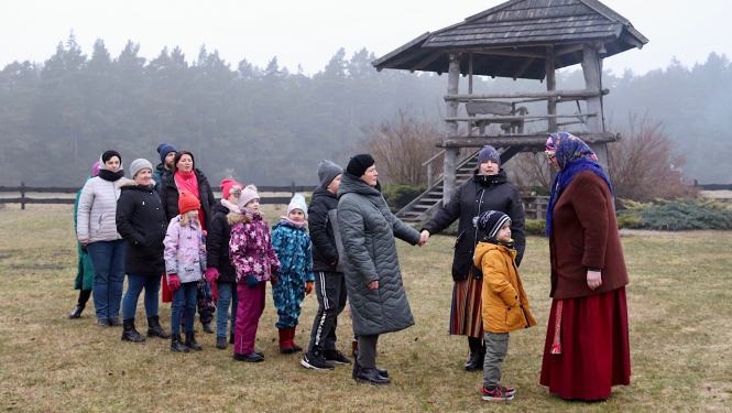 Pasākuma apmeklētāji iet rotaļās