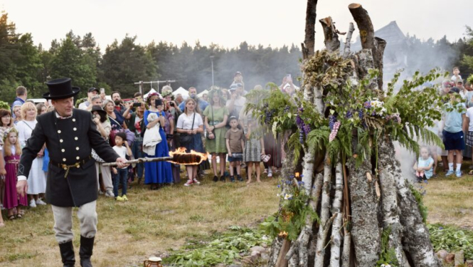Vīrietis pie ugunskura Jūrkalnes Saulgriežos