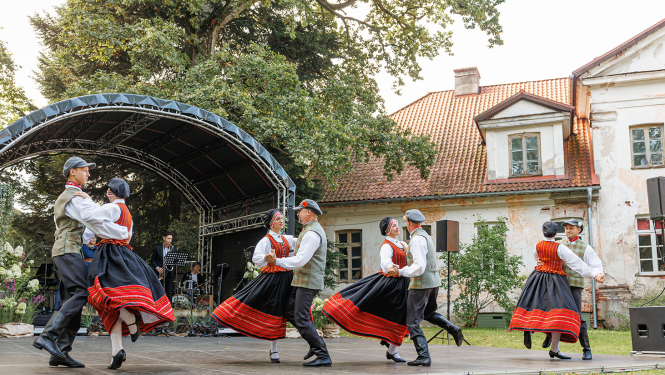 Novada svētkos uzstājās novada amatierkolektīvi