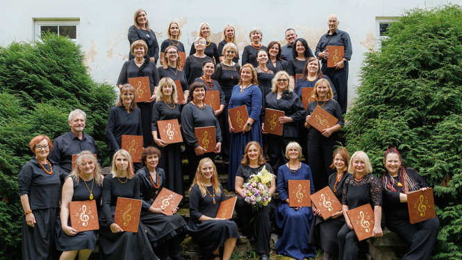 Koris "Dzintara balsis" pirmo reizi novada svētkos dziedājas novada himnu