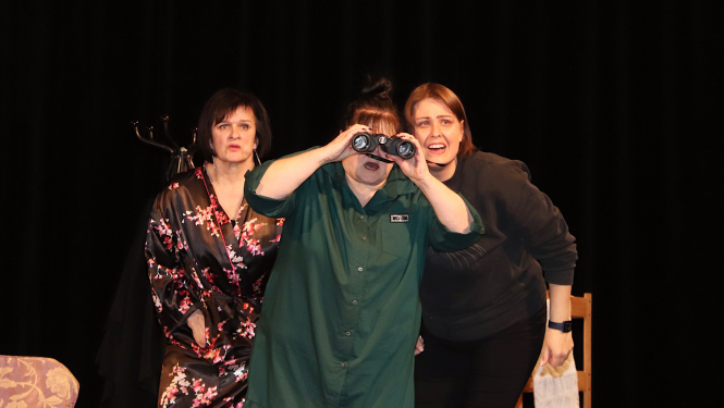 Tiek spēlēts teātris