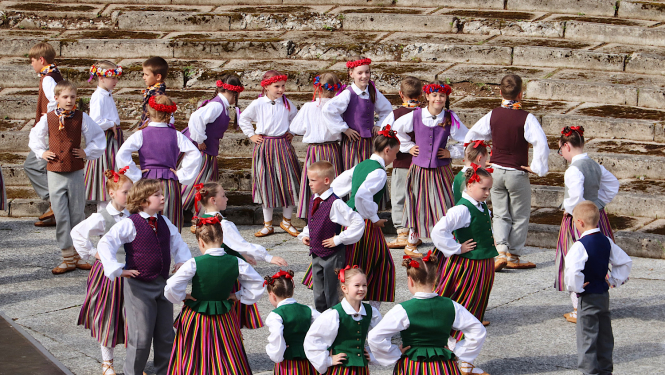 Dejo bērnu deju kolektīvi