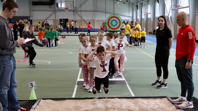 Bērni pilda uzdevumus