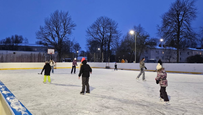 Gan lieli, gan mazi izmanto Piltenes slidotavu izklaidei un sportam