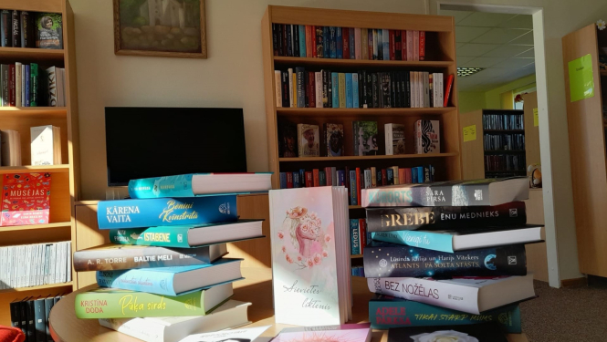 Grāmatu plaukti ar grāmatām