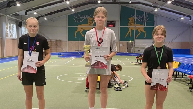 Sportisti ar diplomiem un medaļām