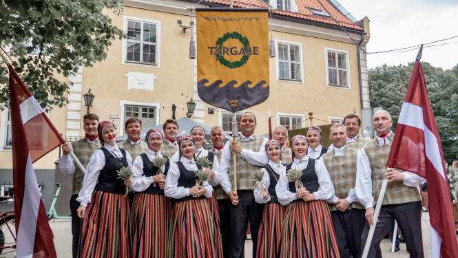 Vidējās paaudzes deju kolektīvs “Tārgale“