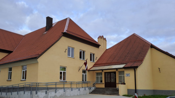 Ugāles tautas nama ēka