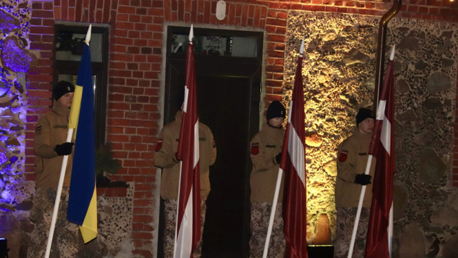 Jaunsargi ar karogiem