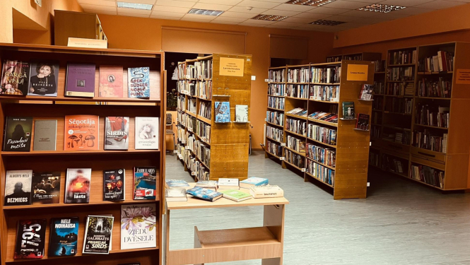 Grāmatu plaukti ar grāmatām