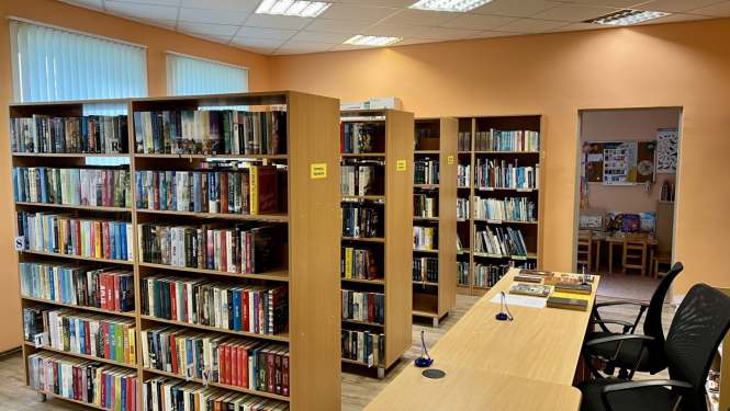 Grāmatu plaukti ar grāmatām