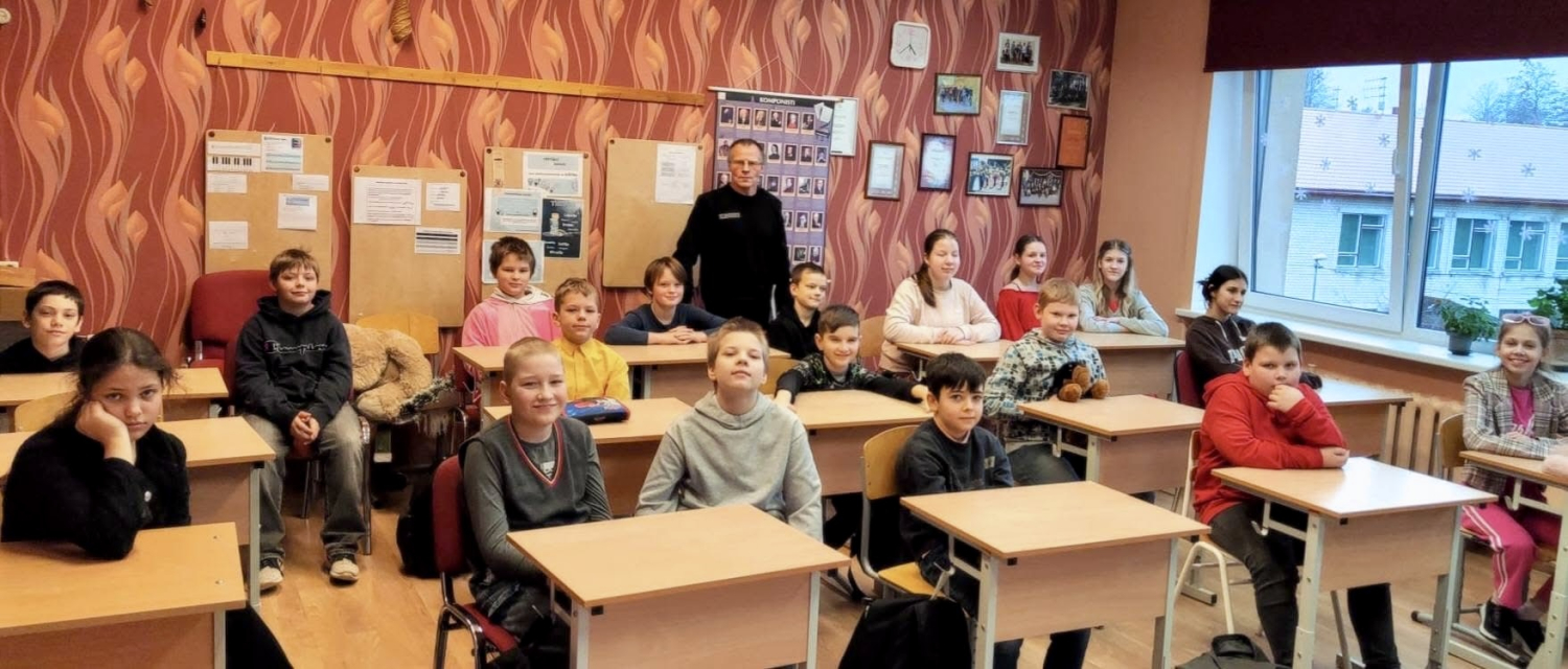 Puzes pamatskolas skolēni un pašvaldības policijas priekšnieks