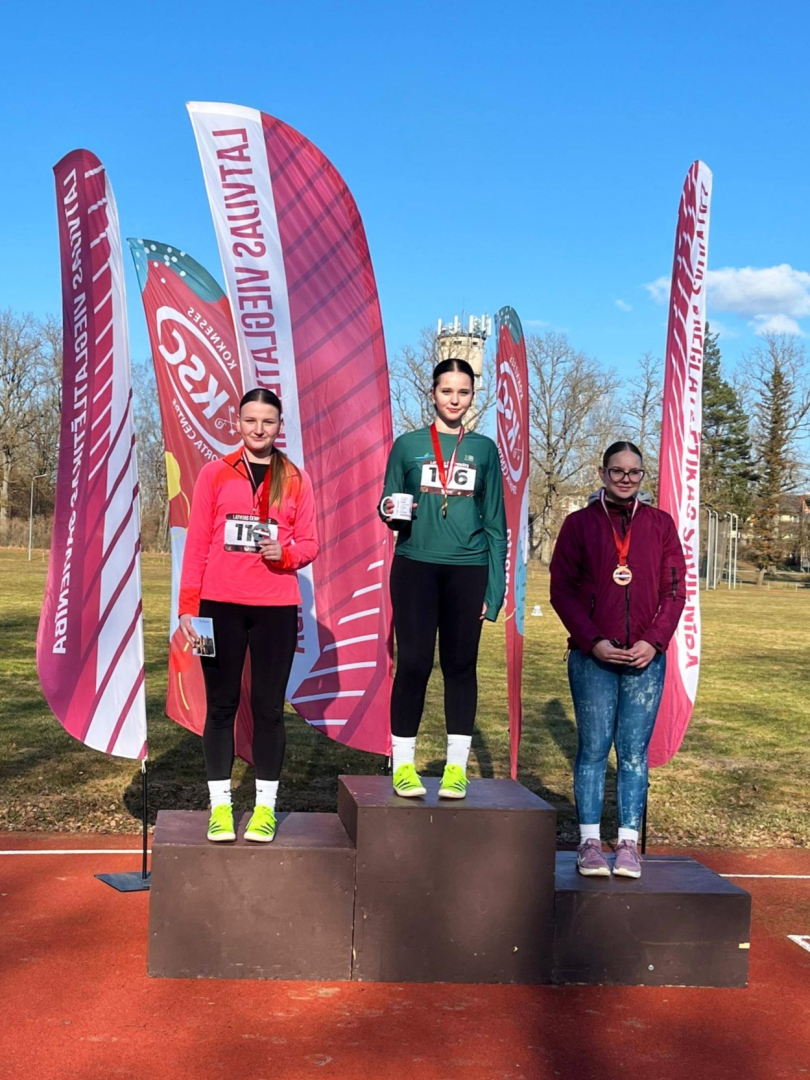 Samanta un Romija uz pjedestāla 