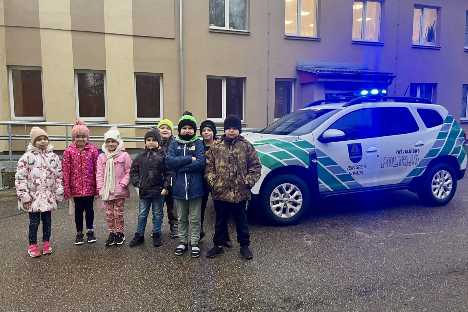 Zūru pamatskolas skolēni un policijas auto