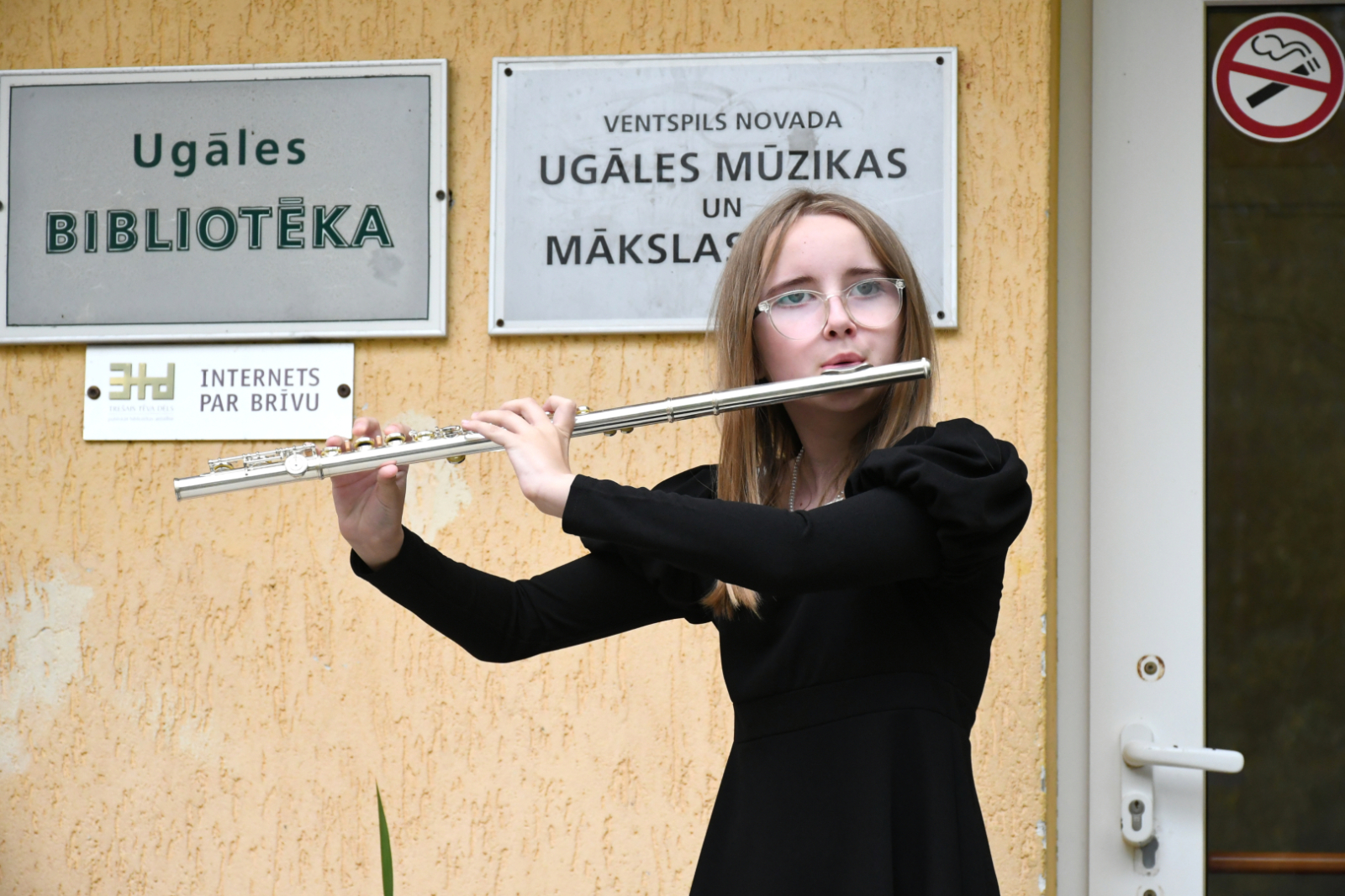 Skolniece uzstājas ar flautas priekšnesumu