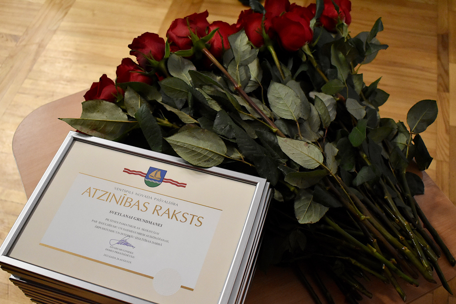 Atzinības raksti un ziedi