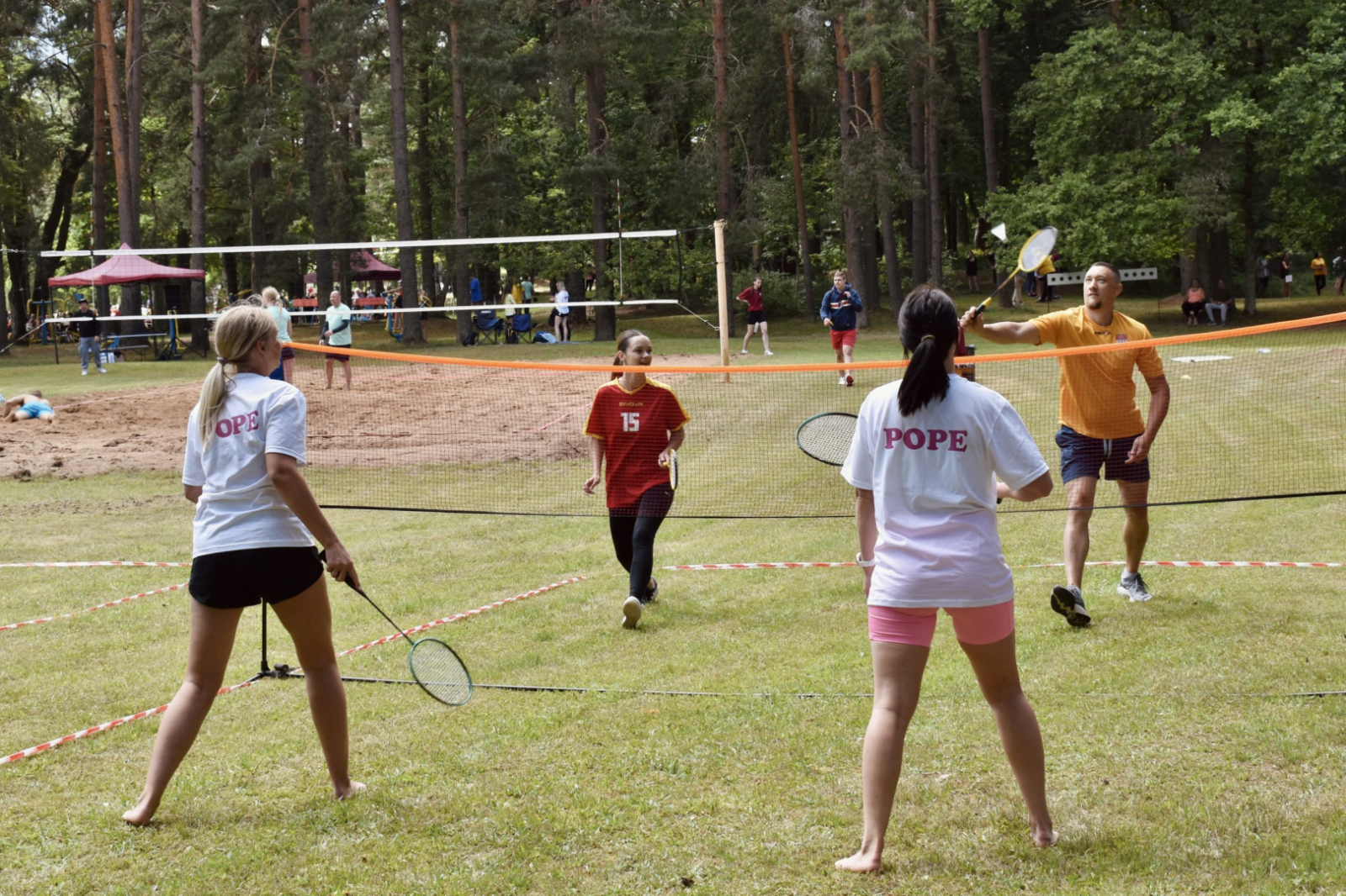 Spēlē badmintonu