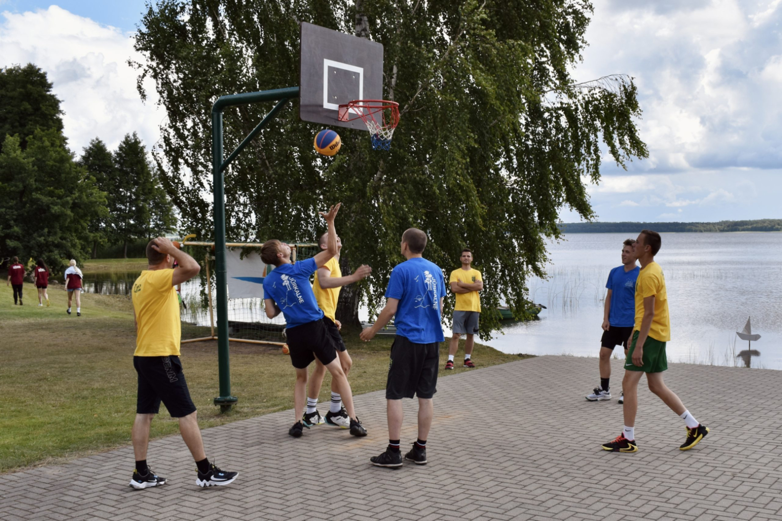 Spēlē basketbolu