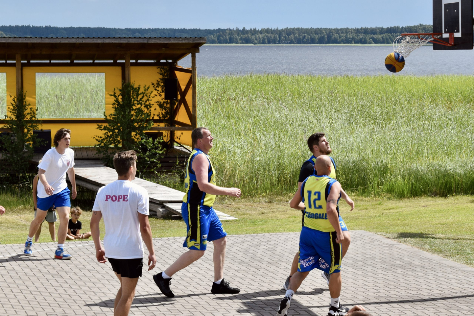 Spēlē basketbolu