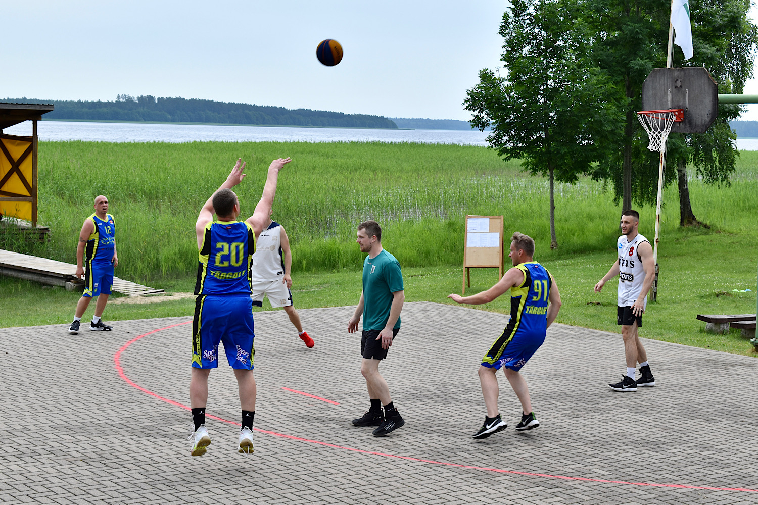 Spēlē basketbolu