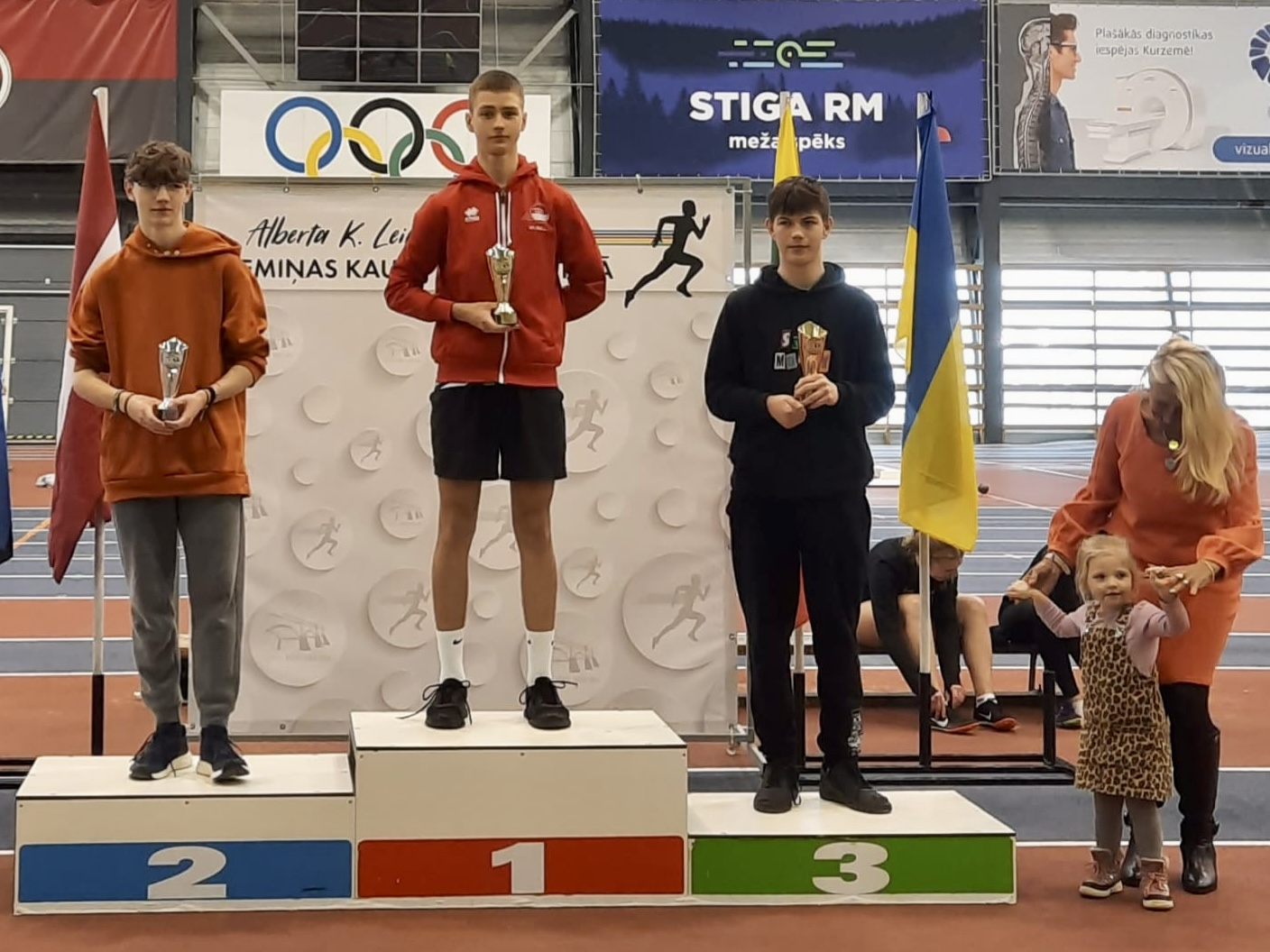 Sportisti ar kausiem