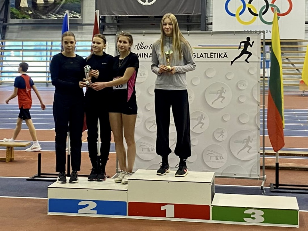 Sportisti ar kausiem