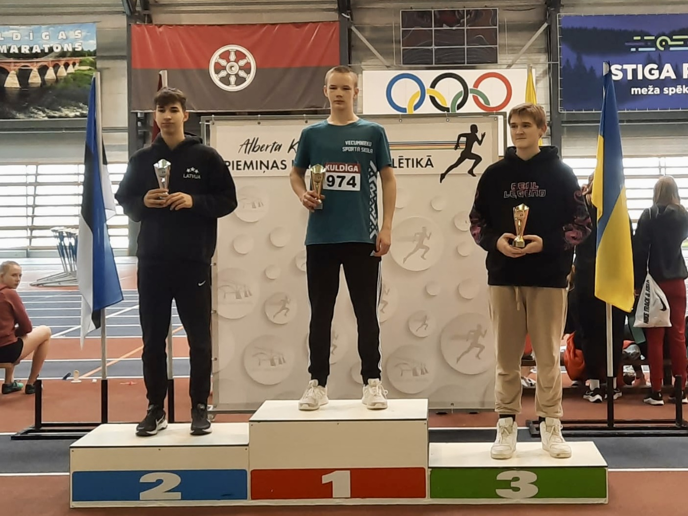 Sportisti ar kausiem