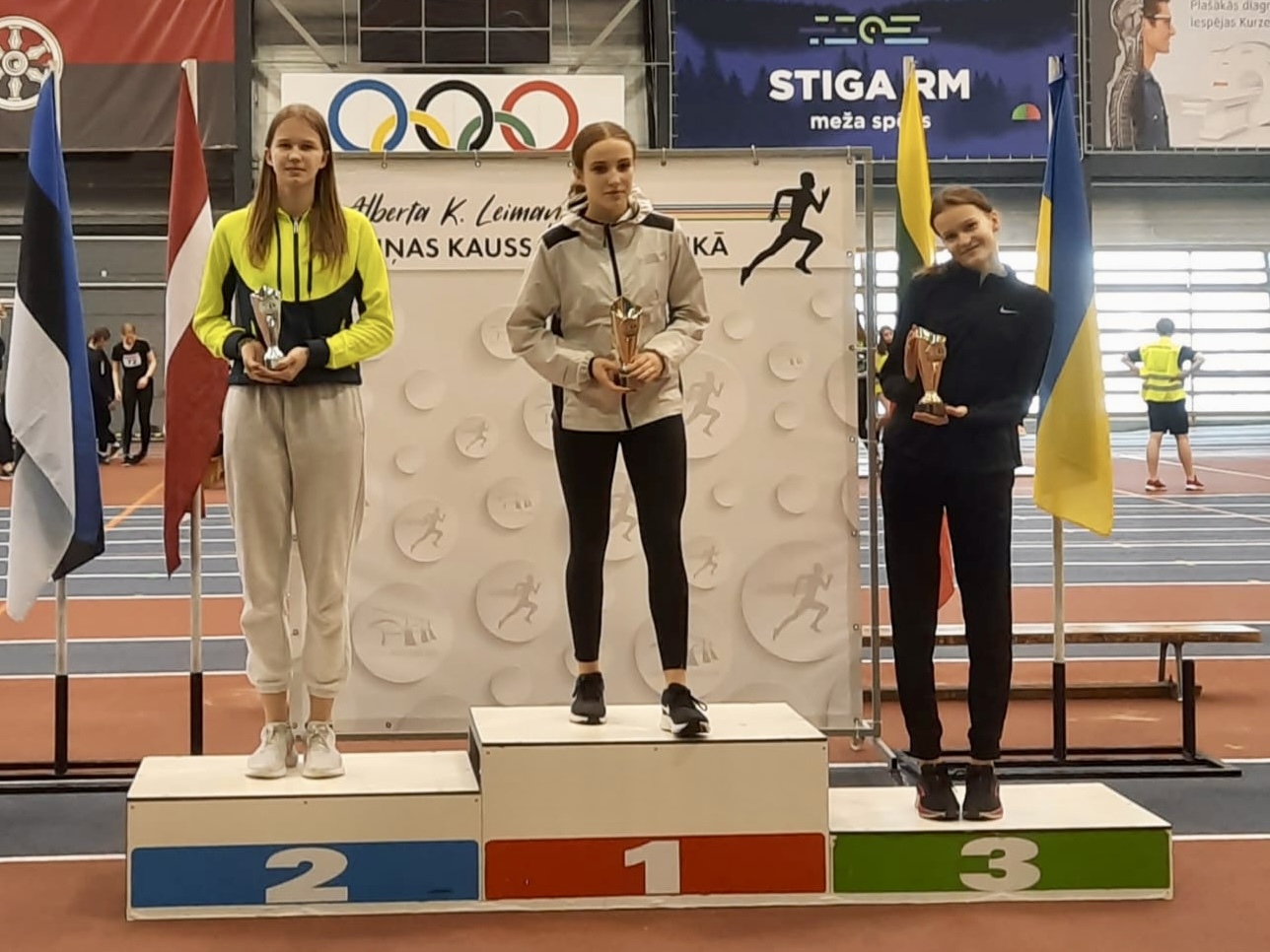 Sportisti ar kausiem