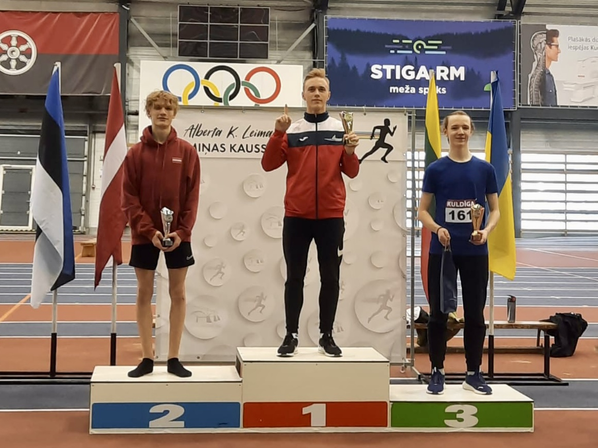 Sportisti ar kausiem