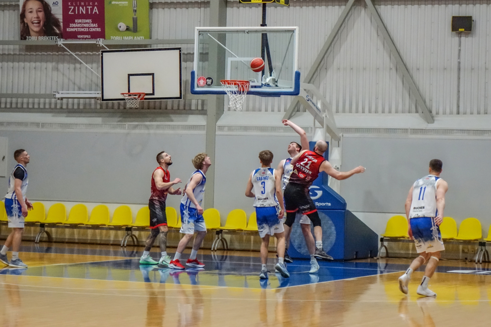 Komanda spēlē pret Ventspils Tehikumu