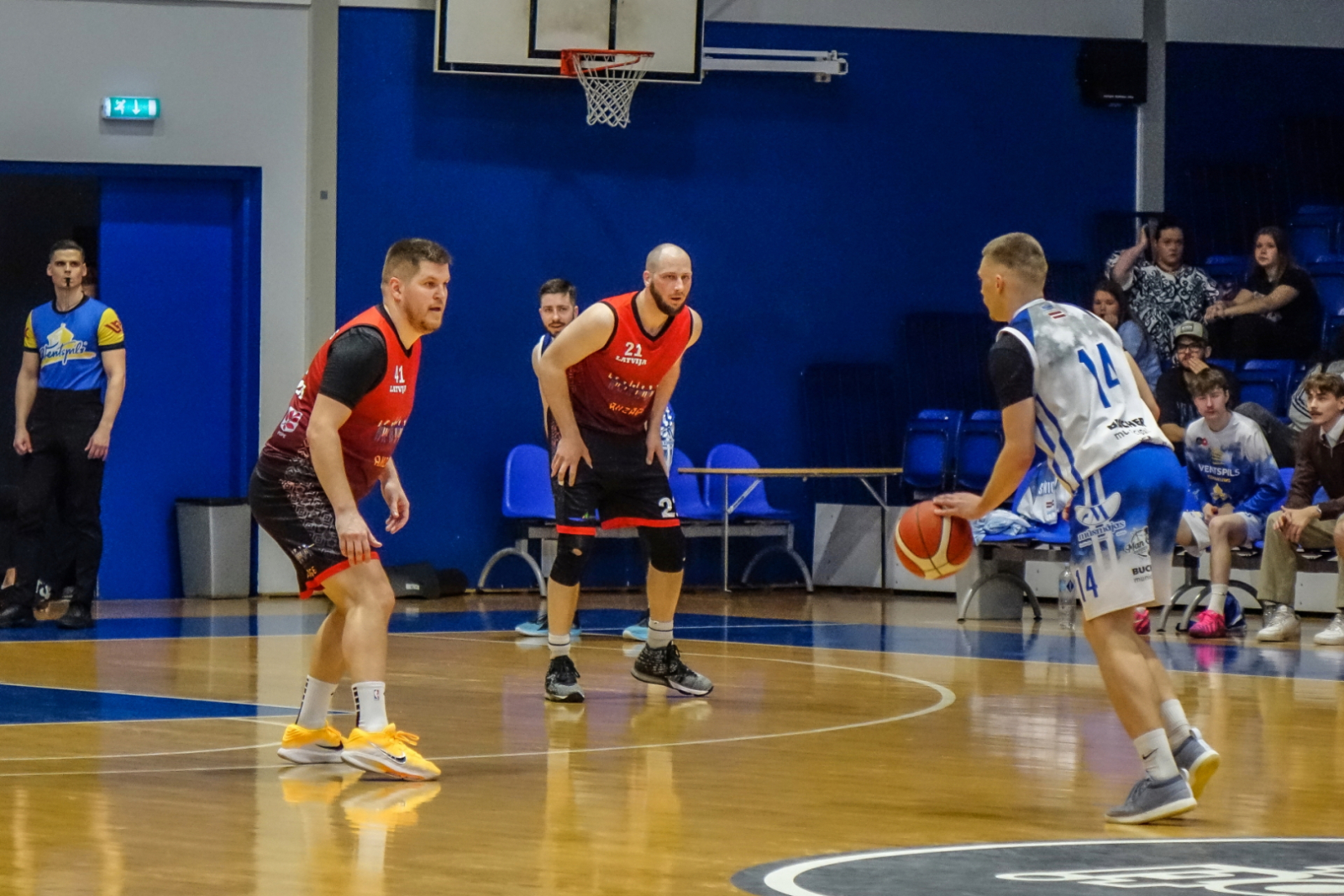 Komanda spēlē pret Ventspils Tehikumu