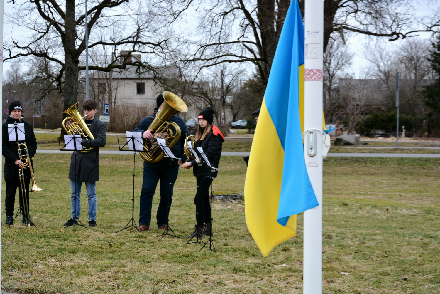 Ukrainas karogs un fonā pūtēji