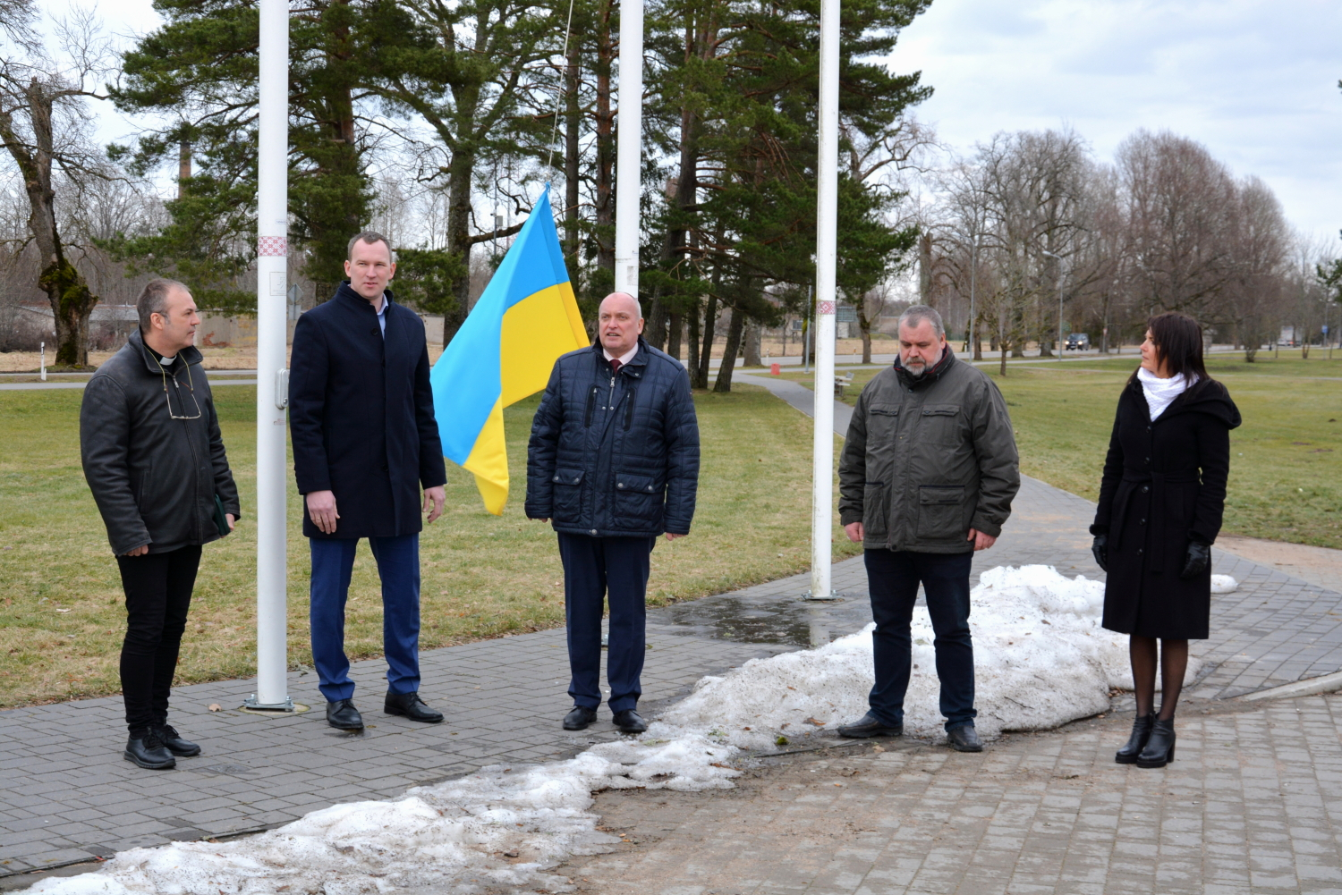 Cilvēki un Ukrainas karogs
