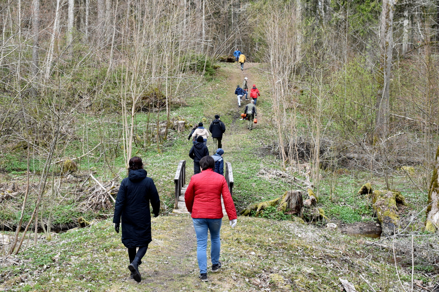 Bērni iet lejā no pilskalna
