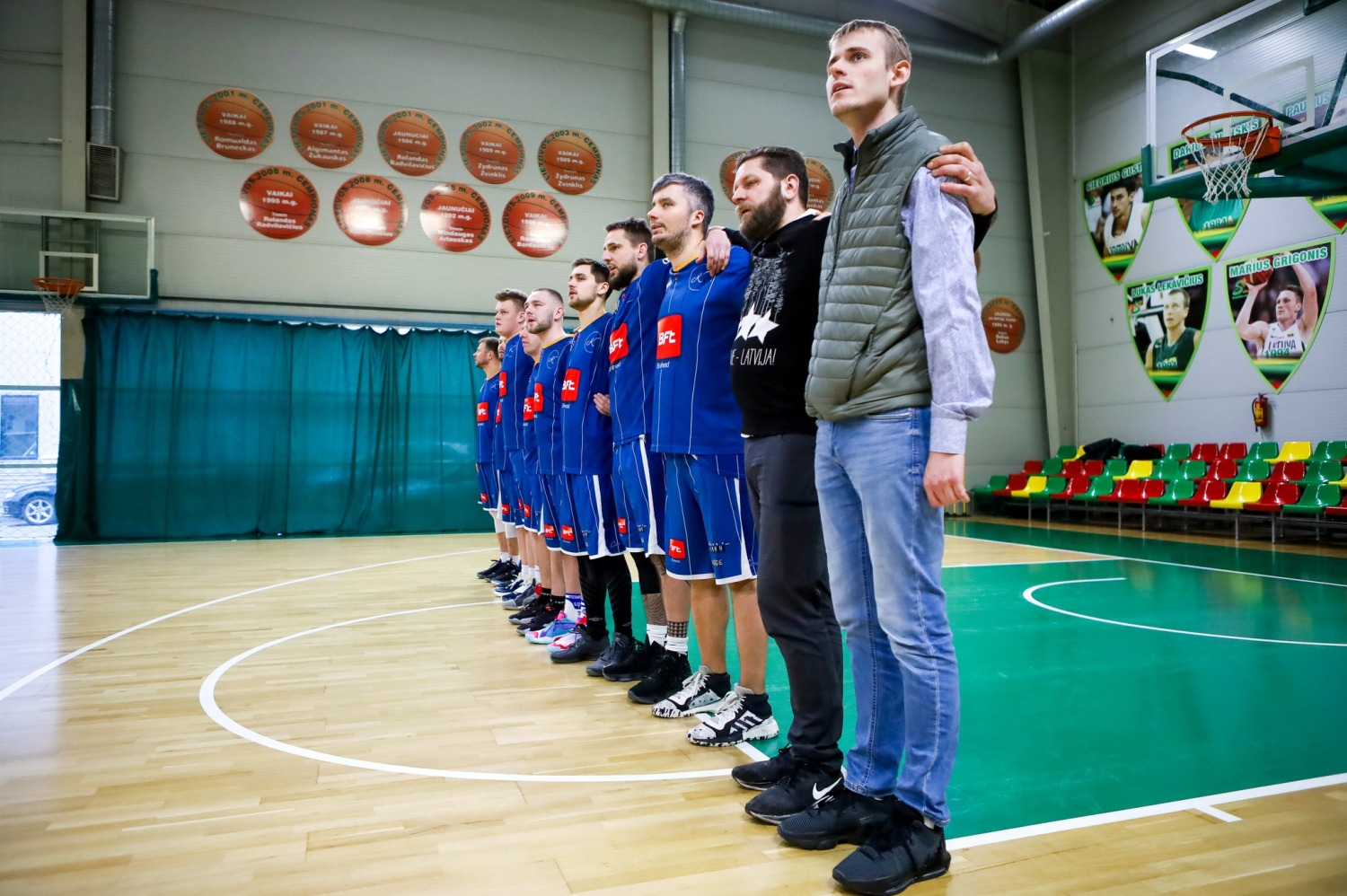 Turnīra dalībnieki stāv rindā