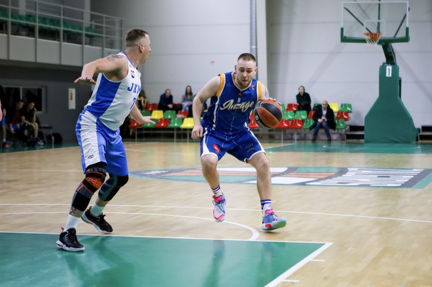 Spēlē basketbolu