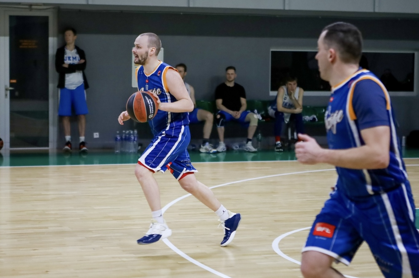 Spēlē basketbolu