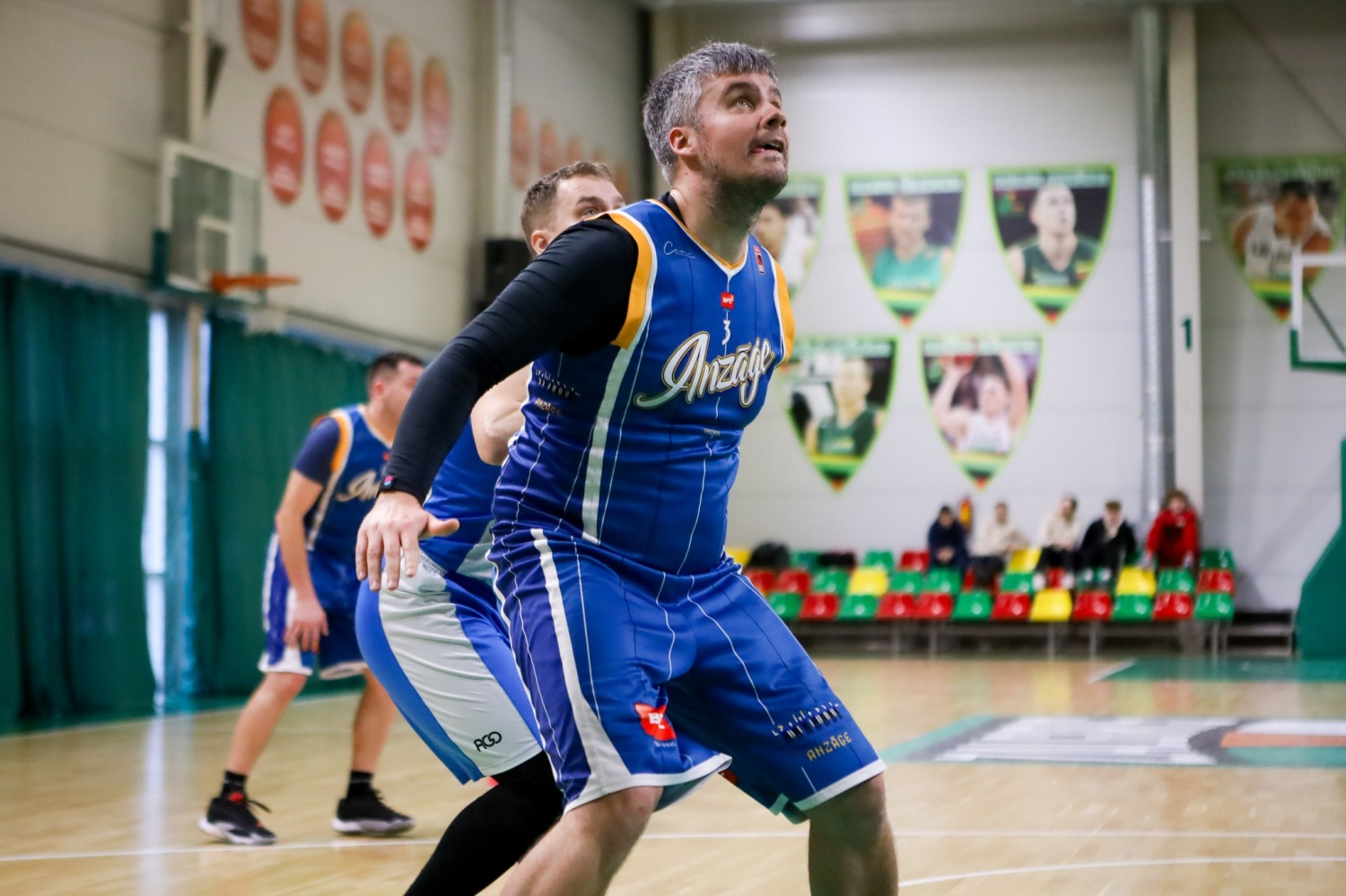 Spēlē basketbolu
