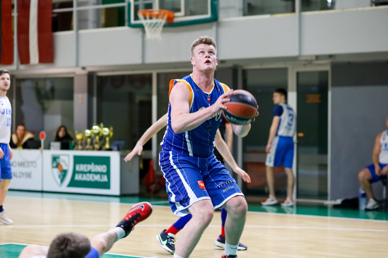 Spēlē basketbolu