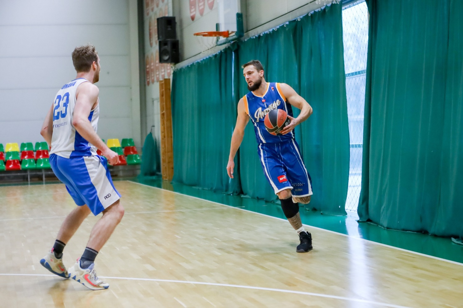 Spēlē basketbolu