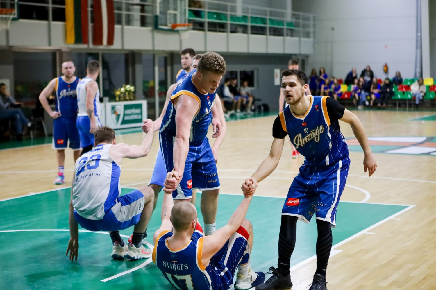 Spēlē basketbolu