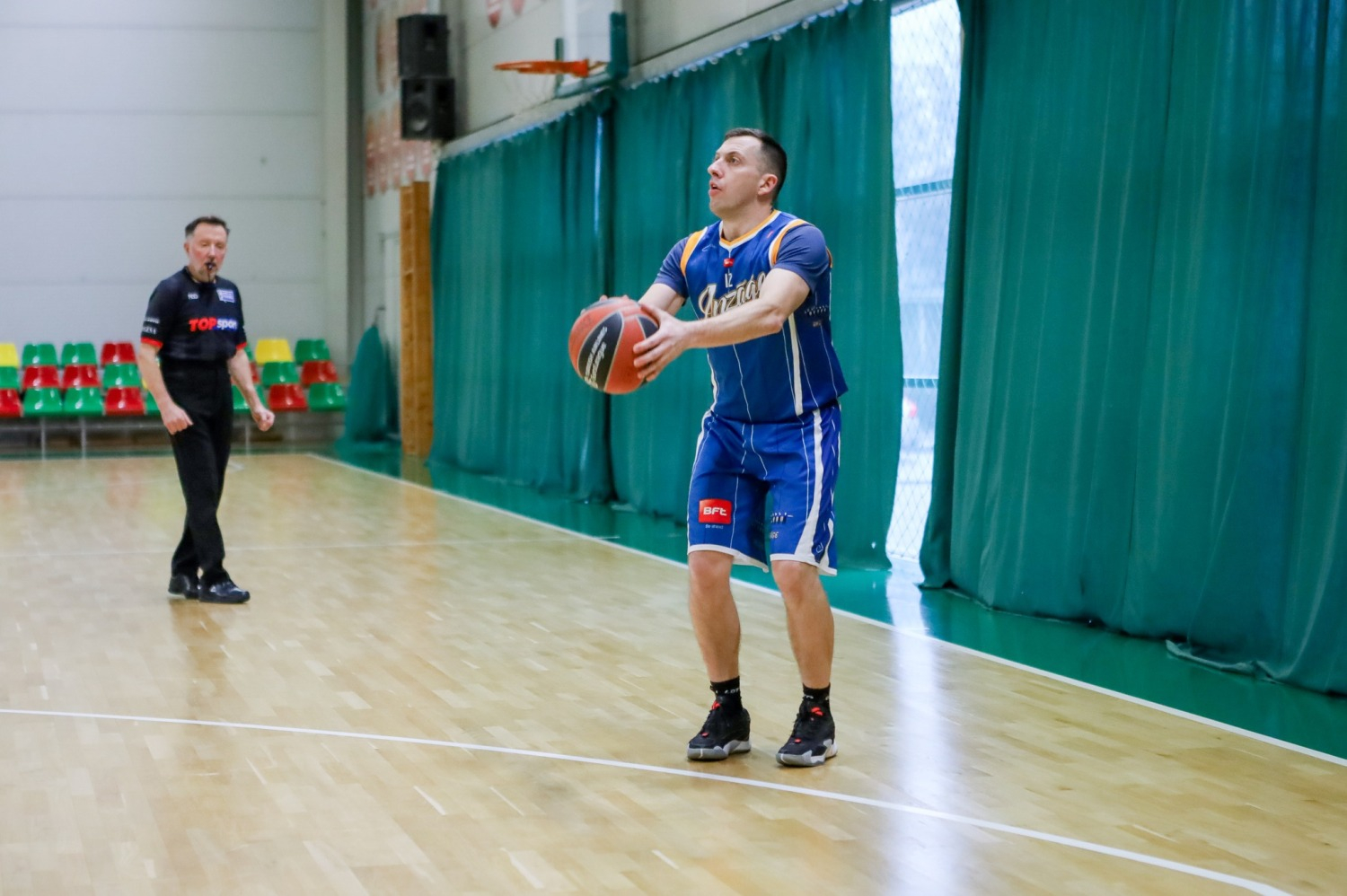 Spēlē basketbolu