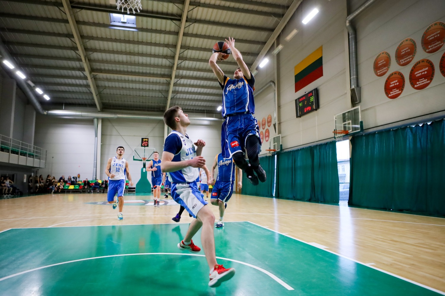 Spēlē basketbolu