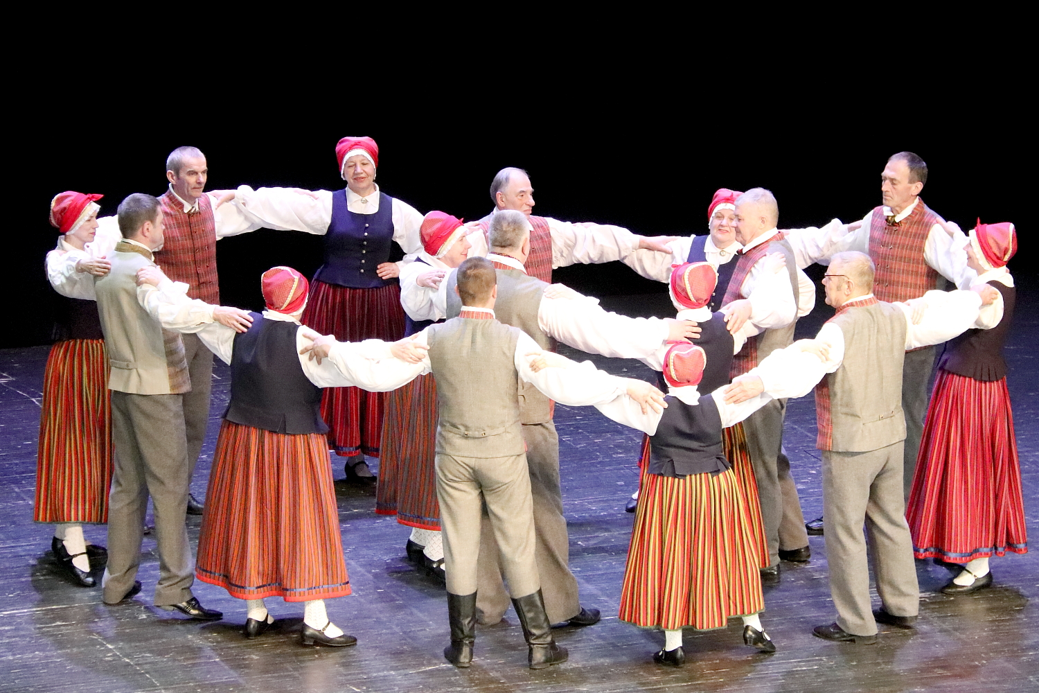 Dejo tautas deju kolektīvs